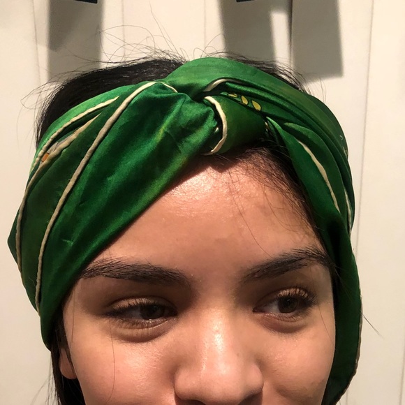 Vintage illustrated people scarf - Picture 6 of 8